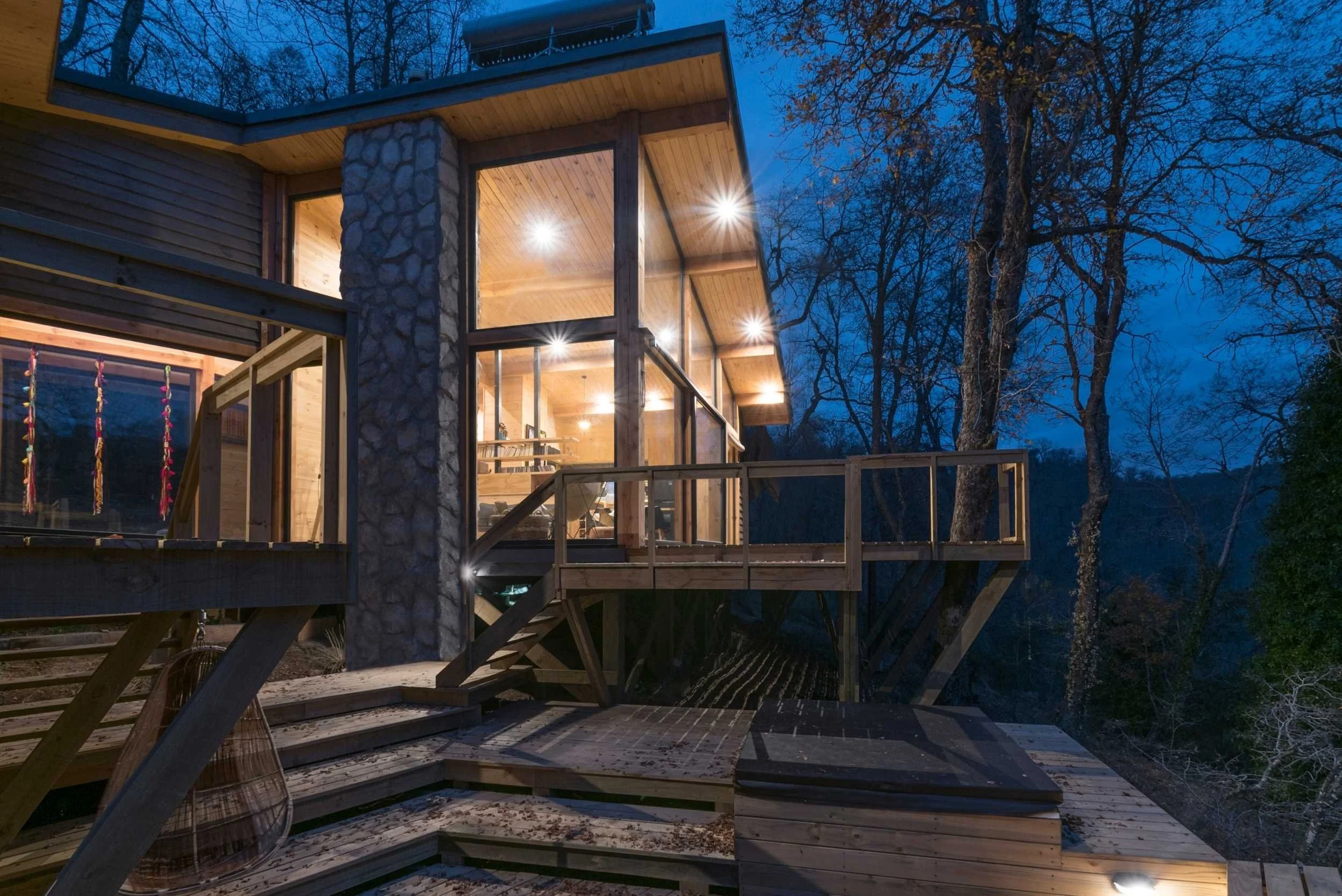 Casa sostenible en madera, exterior de noche